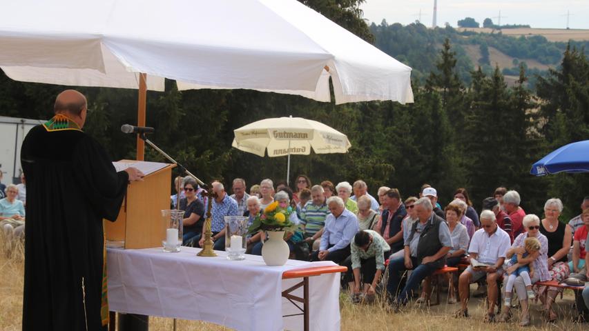 Die Einweihung des neuen Bildstocks mit Feldkreuz auf der sogenannten Weiboldshausener Platte lockte zahlreiche Besucher an. Kirchengemeinde und Heimatverein wollen hier einen Kraftort schaffen, der in Zukunft auch für die ein oder andere kirchliche Freiluft-Veranstaltung zur Verfügung steht. Die Einweihung des neuen Bildstocks mit Feldkreuz auf der sogenannten Weiboldshausener Platte lockte zahlreiche Besucher an. Kirchengemeinde und Heimatverein wollen hier einen Kraftort schaffen, der in Zukunft auch für die ein oder andere kirchliche Freiluft-Veranstaltung zur Verfügung steht.