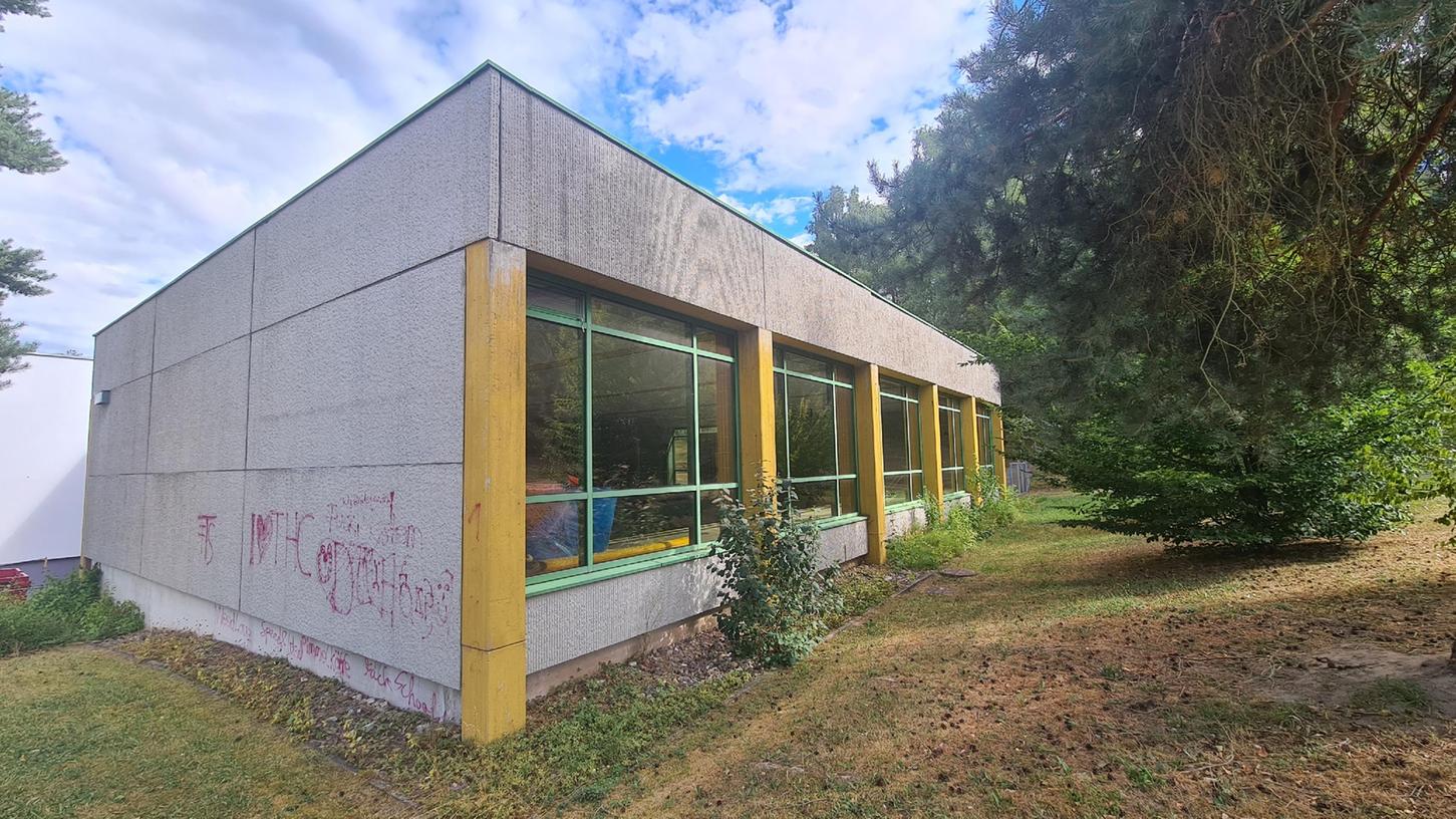 Endgültiges Ende für das Hallenbad: Der Bau aus den Siebziger Jahren wird komplett abgerissen, an seiner Stelle entsteht das neue Haus für Kinder. Endgültiges Ende für das Hallenbad: Der Bau aus den Siebziger Jahren wird komplett abgerissen, an seiner Stelle entsteht das neue Haus für Kinder.