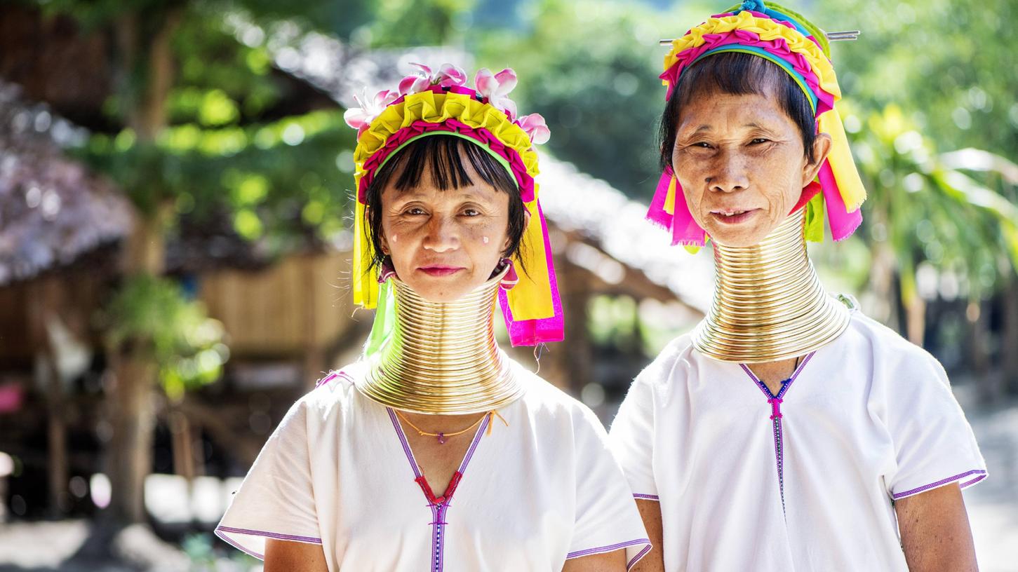 Zwei Kayan-Frauen mit ihrem typischen Halsschmuck, wie sie in den Dörfern nördlich von Chiang Mai leben.
