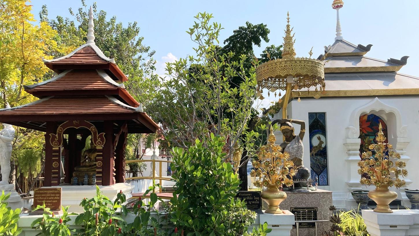Garten in einem Tempel in Chiang Mai: Für einen thailändischen Baht (0,027 Euro) pro Nacht können Urlauber in Chiang Mai ab sofort in einem Hotel übernachten. Garten in einem Tempel in Chiang Mai: Für einen thailändischen Baht (0,027 Euro) pro Nacht können Urlauber in Chiang Mai ab sofort in einem Hotel übernachten.