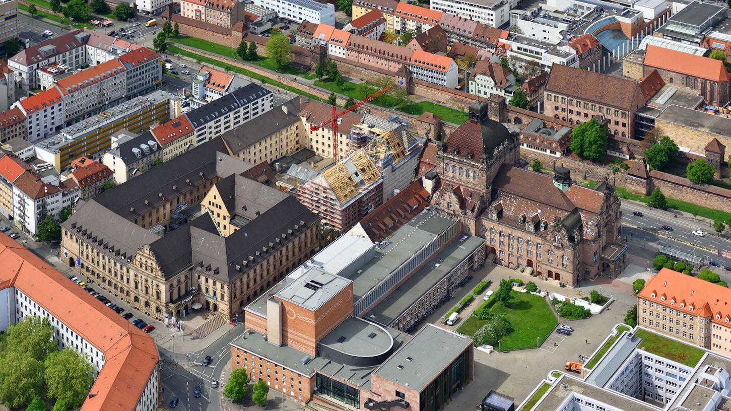 Am Frauentorgraben zwischen Plärrer und Hauptbahnhof liegen Opernhaus und Germanisches Nationalmuseum.