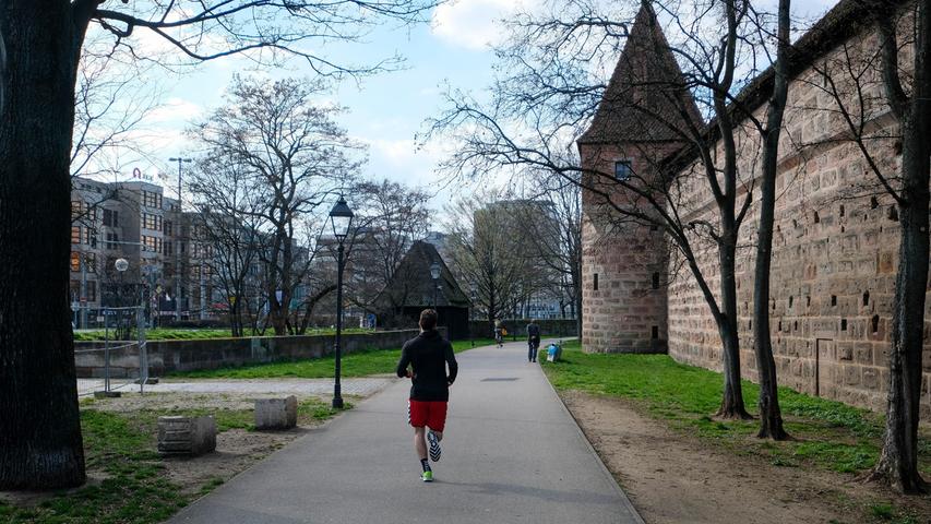 An der Frauentormauer sind neben Fußgängern oft auch Jogger unterwegs.