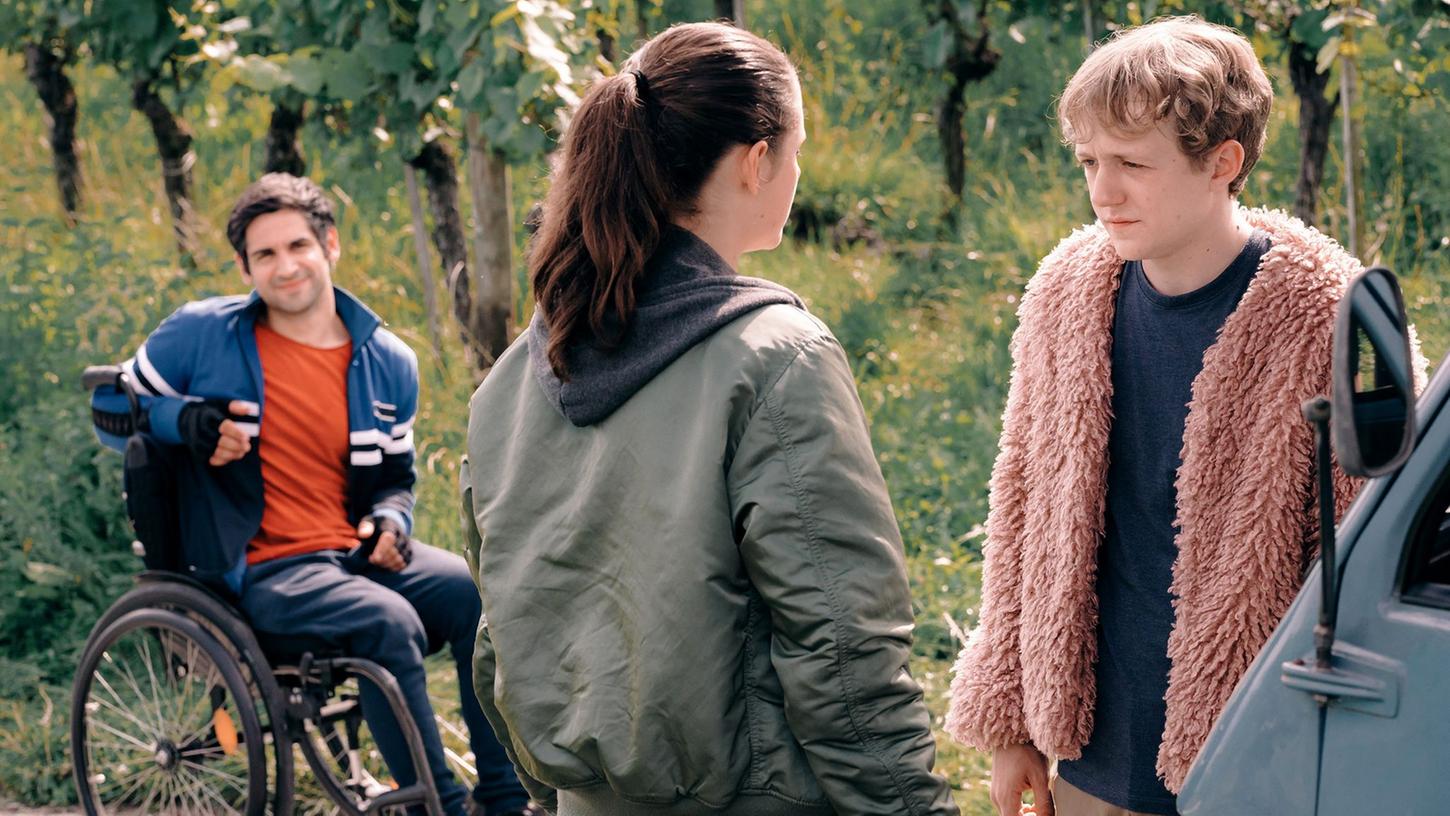 Als Kim (Emma Floßmann) sich nach dem Roadtrip alleine auf den Heimweg macht, versuchen Flake (Jakob Schmidt, r) und Philipp (Daniel Rodic, l) sie einzuholen. Als Kim (Emma Floßmann) sich nach dem Roadtrip alleine auf den Heimweg macht, versuchen Flake (Jakob Schmidt, r) und Philipp (Daniel Rodic, l) sie einzuholen.