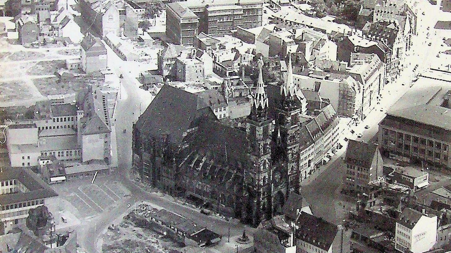 Die Lorenzkirche aus der Vogelperspektive im Juli 1952, kurz vor der feierlichen Wiedereinweihung auch des Hallenchors. Die ersten Neubauten des Wiederaufbaus sind auch schon zu erkennen: am Lorenzer Platz links die Bayerische Staatsbank, das heutige Heimatministerium, rechts der Kaufhof.
