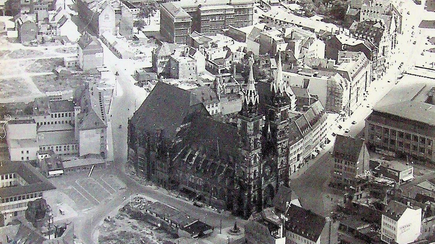 Die Lorenzkirche aus der Vogelperspektive im Juli 1952, kurz vor der feierlichen Wiedereinweihung auch des Hallenchors. Die ersten Neubauten des Wiederaufbaus sind auch schon zu erkennen: am Lorenzer Platz links die Bayerische Staatsbank, das heutige Heimatministerium, rechts der Kaufhof.
Die Lorenzkirche aus der Vogelperspektive im Juli 1952, kurz vor der feierlichen Wiedereinweihung auch des Hallenchors. Die ersten Neubauten des Wiederaufbaus sind auch schon zu erkennen: am Lorenzer Platz links die Bayerische Staatsbank, das heutige Heimatministerium, rechts der Kaufhof.