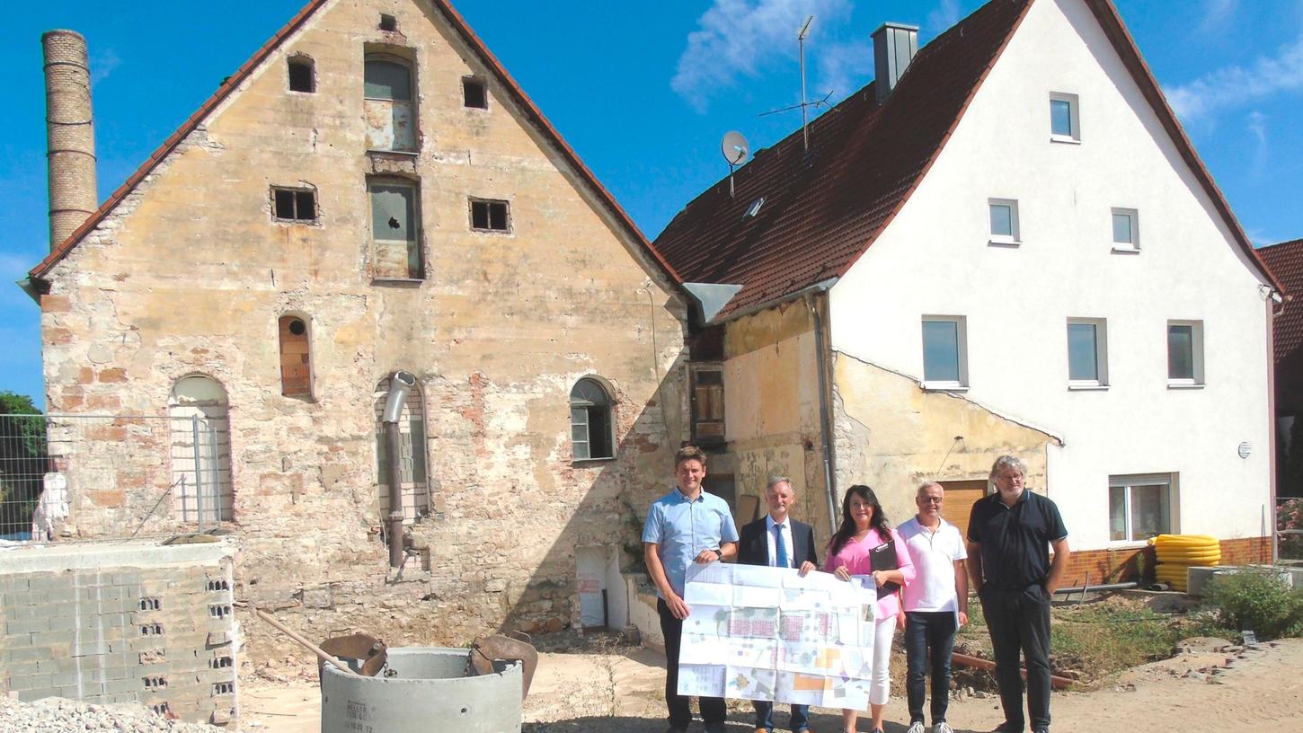 Das Brauhaus und das Nebengebäude im Hintergrund müssen aus denkmalrechtlichen Gründen stehen bleiben. Von links Matthias Hoppe, Martin Hundsdorfer, Helga Huber, Roland Kastner und Stephan Lerzer. Das Brauhaus und das Nebengebäude im Hintergrund müssen aus denkmalrechtlichen Gründen stehen bleiben. Von links Matthias Hoppe, Martin Hundsdorfer, Helga Huber, Roland Kastner und Stephan Lerzer.