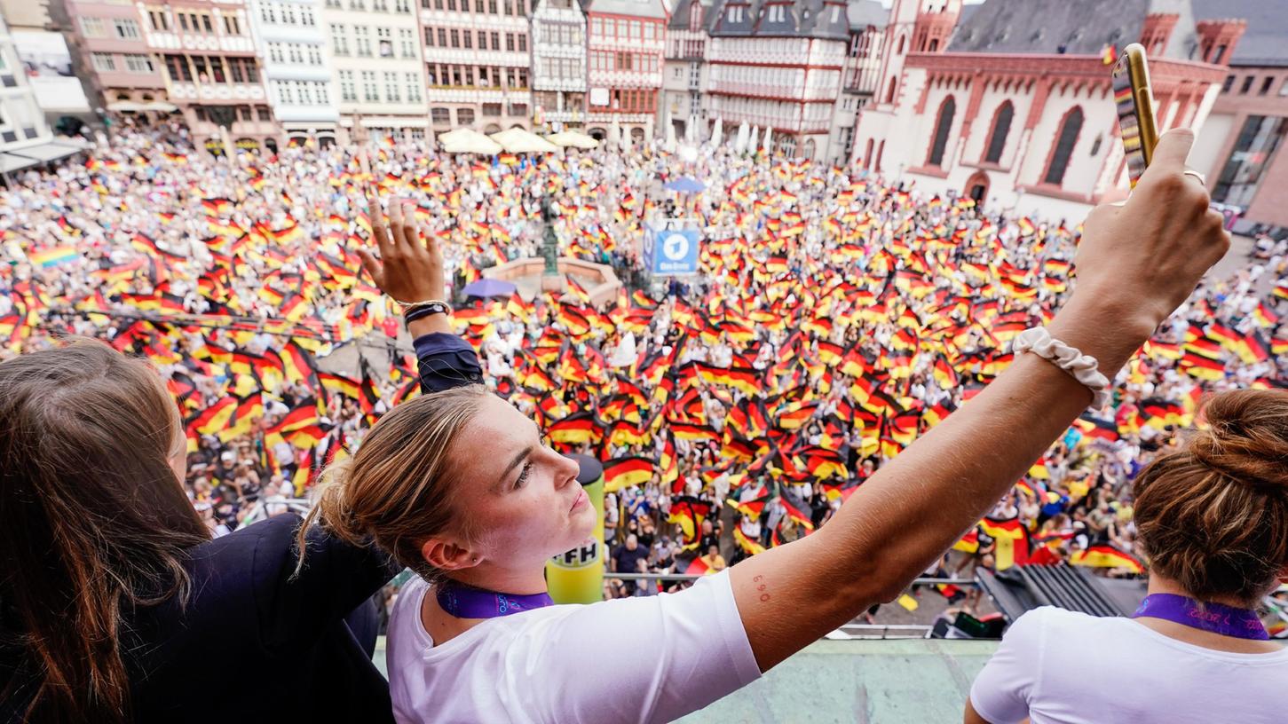 Ein Selfie beim Empfang in Frankfurt - das Team um Laura Freigang hofft, dass die Begeisterung für den Frauenfußball nach der EM anhält.
