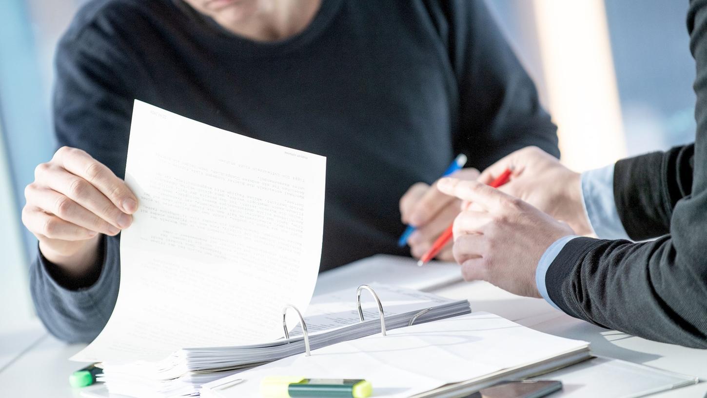 Arbeitgeber müssen Beschäftigte künftig noch ausführlicher über die wesentlichen Bedingungen ihres Arbeitsvertrags informieren. Arbeitgeber müssen Beschäftigte künftig noch ausführlicher über die wesentlichen Bedingungen ihres Arbeitsvertrags informieren.