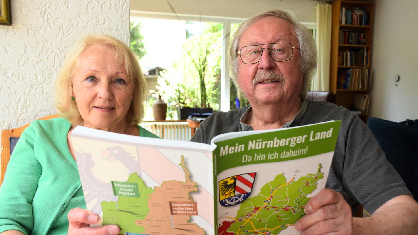 Manfred Hummel präsentiert sein Buch über das Nürnberger Land, an dem er gemeinsam mit seiner Frau Gudrun fast zehn Jahre gearbeitet hat.