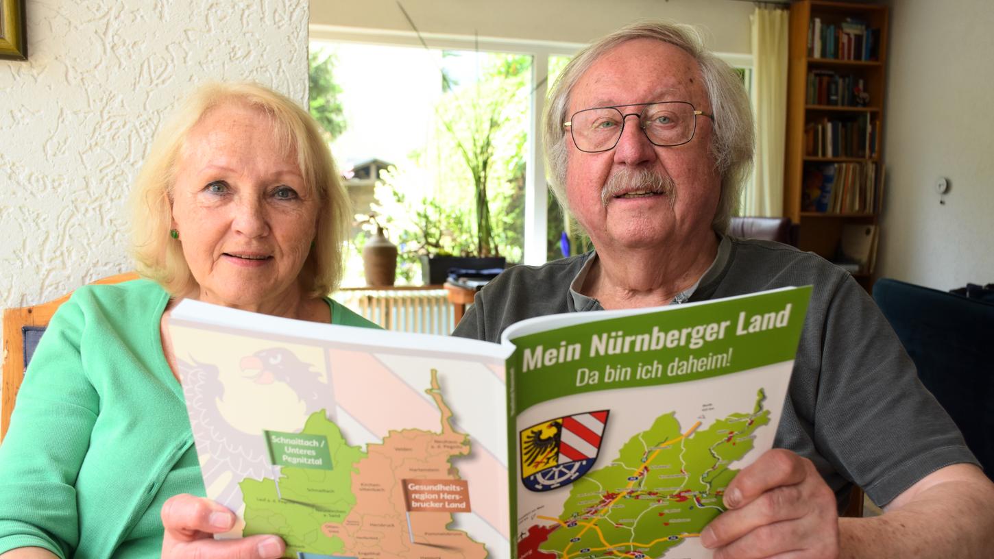 Manfred Hummel präsentiert sein Buch über das Nürnberger Land, an dem er gemeinsam mit seiner Frau Gudrun fast zehn Jahre gearbeitet hat. Manfred Hummel präsentiert sein Buch über das Nürnberger Land, an dem er gemeinsam mit seiner Frau Gudrun fast zehn Jahre gearbeitet hat.