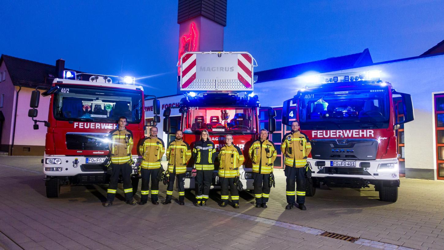 Die Sicherheitswache im Feuerwehrgerätehaus mit dem Löschzug. Die Sicherheitswache im Feuerwehrgerätehaus mit dem Löschzug.