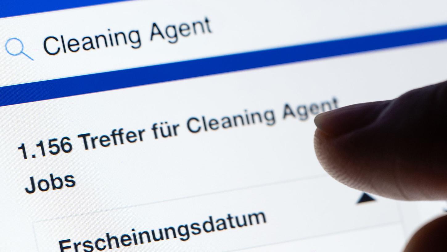 Eine Frau sucht unter der Jobbezeichnung "Cleaning Agent" auf einem Stellenportal auf ihrem Tablet nach Stellenanzeigen. Eine Frau sucht unter der Jobbezeichnung "Cleaning Agent" auf einem Stellenportal auf ihrem Tablet nach Stellenanzeigen.