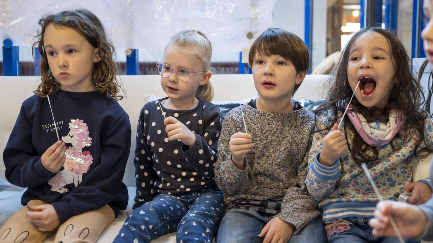 Mund auf, Stäbchen rein: Für den Herbst fordert eine Elterninitiative PCR-Lollitests für die Kleinsten. Derzeit werden die Kita-Kinder gar nicht getestet, auch die Förderung der freiwilligen Tests ist Ende Juli ausgelaufen.
Mund auf, Stäbchen rein: Für den Herbst fordert eine Elterninitiative PCR-Lollitests für die Kleinsten. Derzeit werden die Kita-Kinder gar nicht getestet, auch die Förderung der freiwilligen Tests ist Ende Juli ausgelaufen.