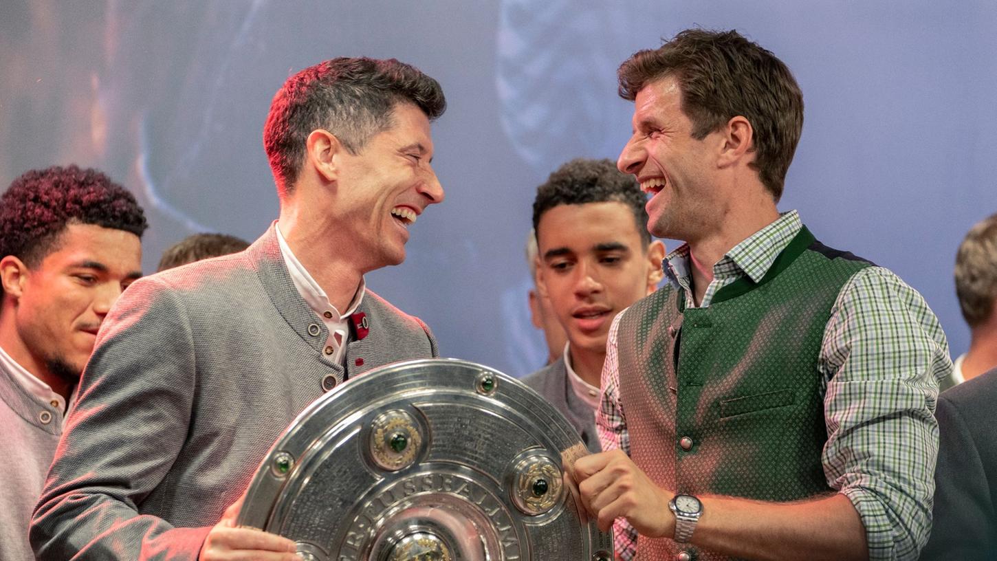 Lustige Nachricht an Thomas Müller: Der FC Bayern wird auch ohne Lewandowski Meister.
Lustige Nachricht an Thomas Müller: Der FC Bayern wird auch ohne Lewandowski Meister.