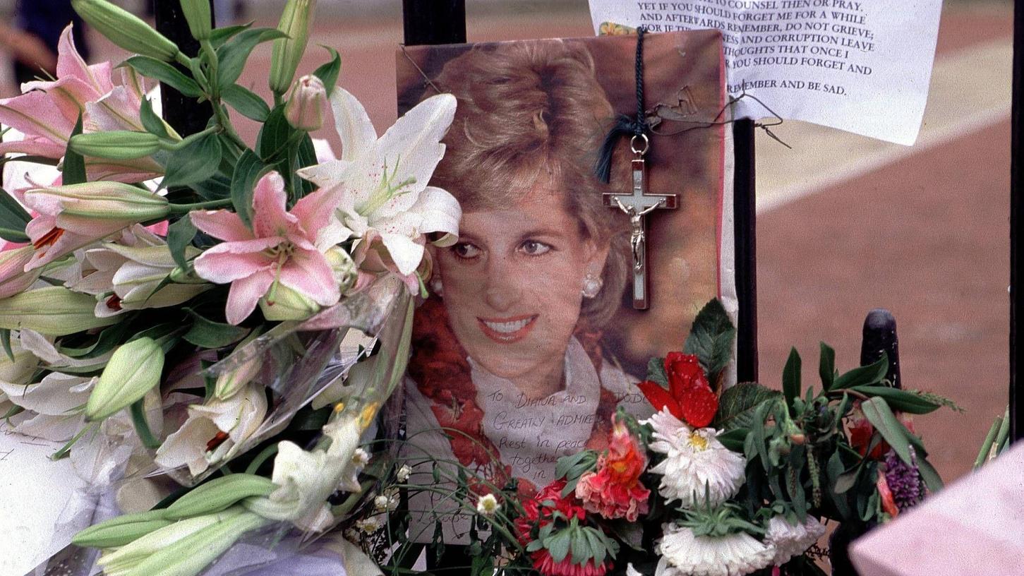 Lady Di: Ihr Tod setzte eine beispiellose Trauer in der ganzen Welt in Gang. Bis heute gilt sie vielen als Ausnahmepersönlichkeit des damaligen englischen Königshauses.
Lady Di: Ihr Tod setzte eine beispiellose Trauer in der ganzen Welt in Gang. Bis heute gilt sie vielen als Ausnahmepersönlichkeit des damaligen englischen Königshauses.