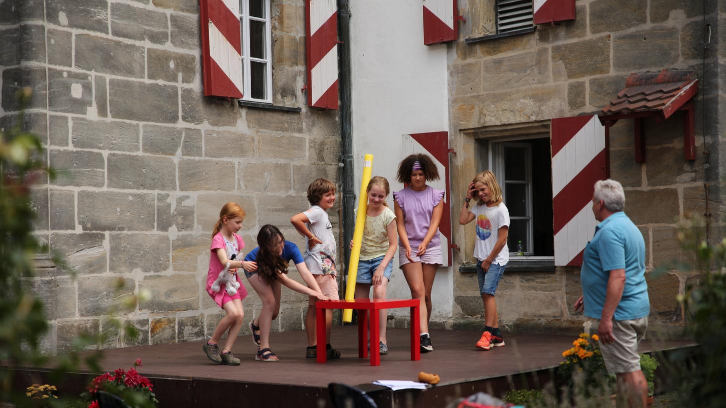 Schauspielprobe vor dem Schloss: Auch „Tischlein, deck dich“ ist mit von der Märchenpartie.
Schauspielprobe vor dem Schloss: Auch „Tischlein, deck dich“ ist mit von der Märchenpartie.