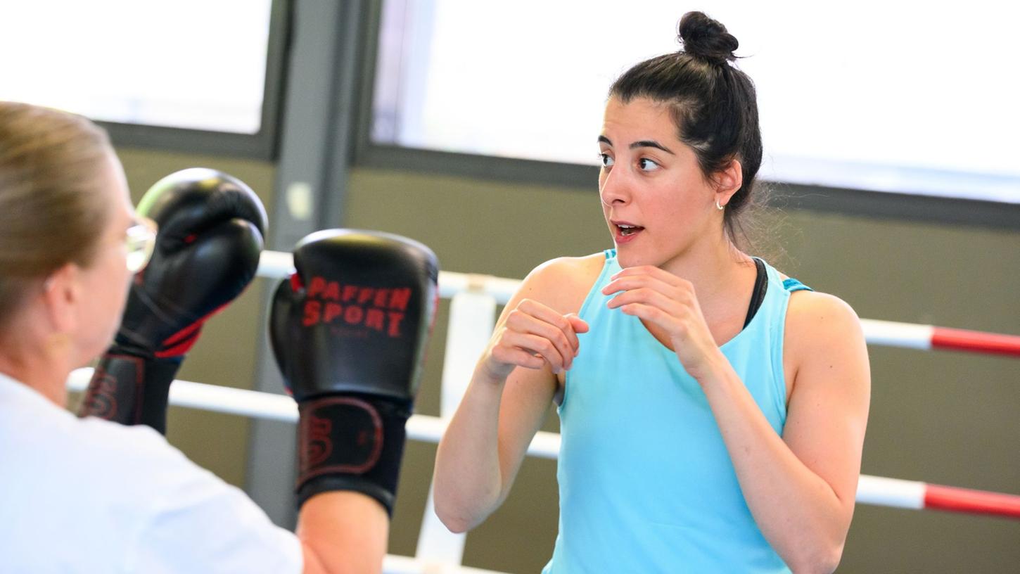 Dilar Kisikyol ist Profiboxerin und Sozialpädagogin und leitet in Hamburg eine Gruppe von elf Frauen, die an Parkinson erkrankt sind und Boxtraining absolvieren. Dilar Kisikyol ist Profiboxerin und Sozialpädagogin und leitet in Hamburg eine Gruppe von elf Frauen, die an Parkinson erkrankt sind und Boxtraining absolvieren.