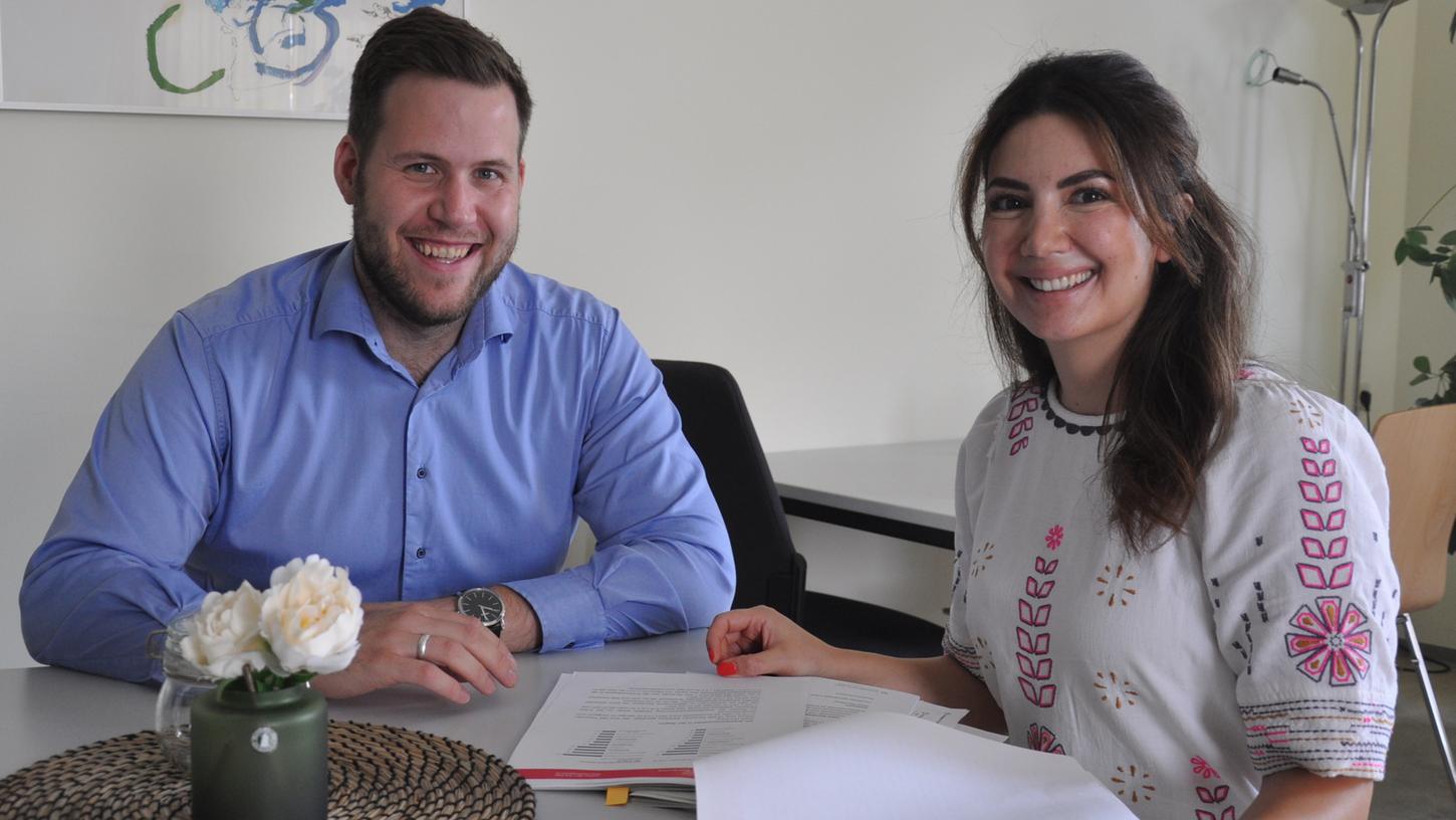 Der neue Leiter der Arbeitsagentur Lauf, Daniel Grund, und Cansu Singh, Pressesprecherin der Bundesagentur für Arbeit in Nürnberg. Der neue Leiter der Arbeitsagentur Lauf, Daniel Grund, und Cansu Singh, Pressesprecherin der Bundesagentur für Arbeit in Nürnberg.