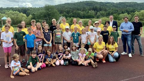 Das Ferienprogramm des Kreisjugendrings Bayreuth war innerhalb kürzester Zeit ausgebucht. Die insgesamt 30 Kinder können sich nun in den kommenden Wochen auf ein spannendes Ferienabenteuer freuen. Hier ein Bild vom Start in Kirchahorn.
Das Ferienprogramm des Kreisjugendrings Bayreuth war innerhalb kürzester Zeit ausgebucht. Die insgesamt 30 Kinder können sich nun in den kommenden Wochen auf ein spannendes Ferienabenteuer freuen. Hier ein Bild vom Start in Kirchahorn.