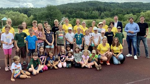 Das Ferienprogramm des Kreisjugendrings Bayreuth war innerhalb kürzester Zeit ausgebucht. Die insgesamt 30 Kinder können sich nun in den kommenden Wochen auf ein spannendes Ferienabenteuer freuen. Hier ein Bild vom Start in Kirchahorn.