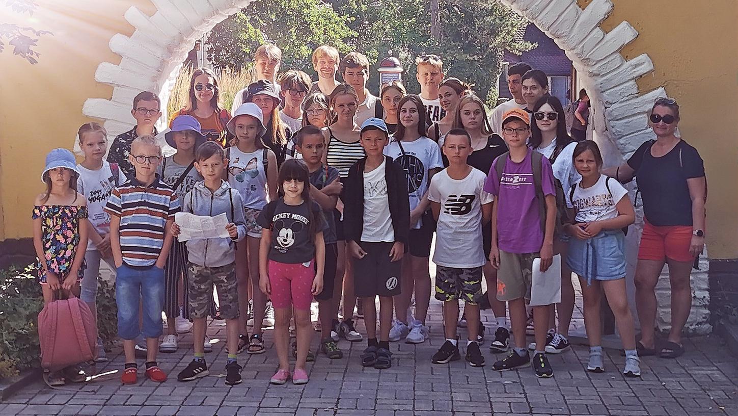 Einige ukrainische Schüler besuchten zusammen mit Mitarbeitern der Offenen Ganztagsschule den Freizeitpark Schloss Thurn.
