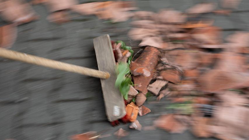 Die Straßenreinigung durch Private ist in Sengenthal präzisiert worden (Symbolbild). Die Straßenreinigung durch Private ist in Sengenthal präzisiert worden (Symbolbild).