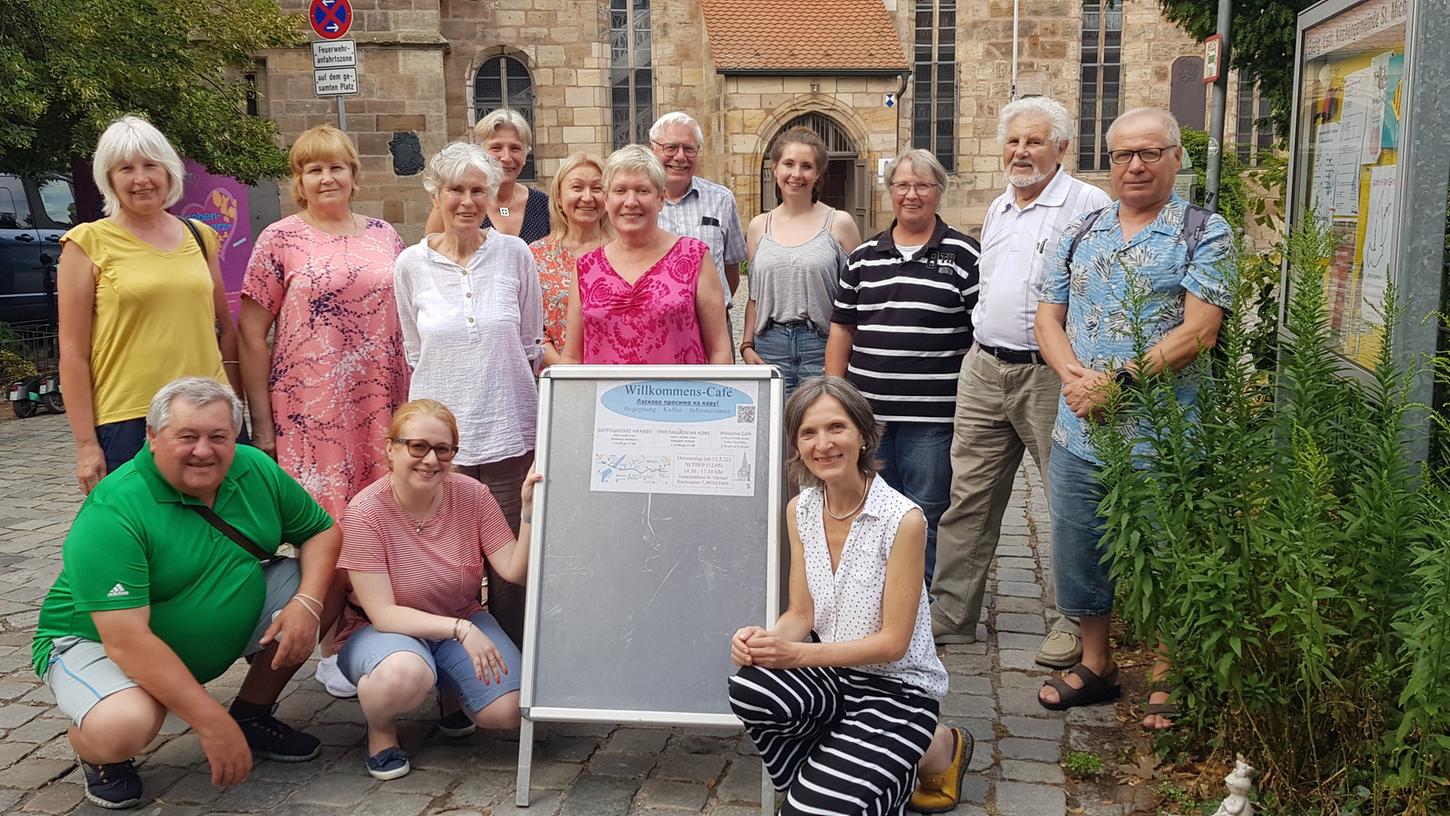 Geflüchtete und Fürther Ehrenamtliche: Ein großes Team engagiert sich jeden Donnerstag im Willkommens-Café im Gemeindehaus von St. Michael.