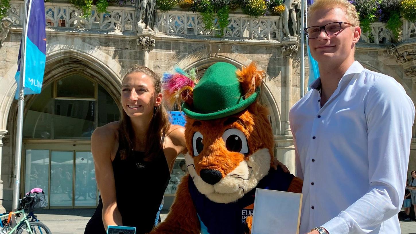 Ruderer Oliver Zeidler (r) und Leichtathletin Christina Hering (l) zeigen mit Maskottchen Gfreidi die Medaillen der European Championships. Ruderer Oliver Zeidler (r) und Leichtathletin Christina Hering (l) zeigen mit Maskottchen Gfreidi die Medaillen der European Championships.