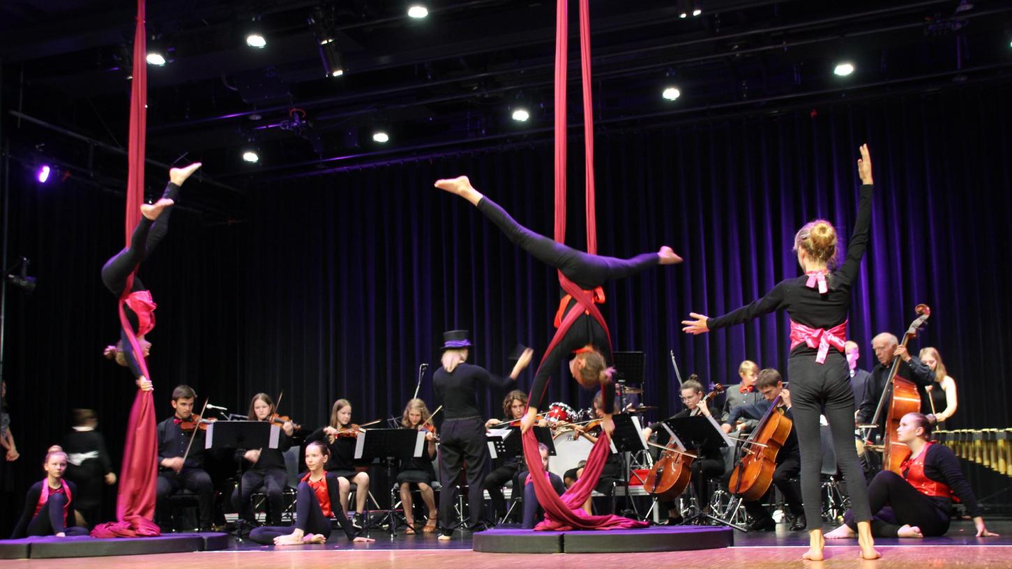Die atemberaubende Show des Wahlkurses "Zirkuskünste" wurde vom Orchester musikalisch begleitet.
Die atemberaubende Show des Wahlkurses "Zirkuskünste" wurde vom Orchester musikalisch begleitet.