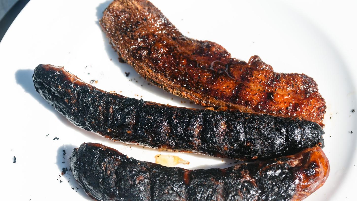 Eindeutig verkohlte Bratwürste, die nicht mehr gegessen werden sollten: Die schwarze Kruste enthält krebserregende Stoffe. Eindeutig verkohlte Bratwürste, die nicht mehr gegessen werden sollten: Die schwarze Kruste enthält krebserregende Stoffe.
