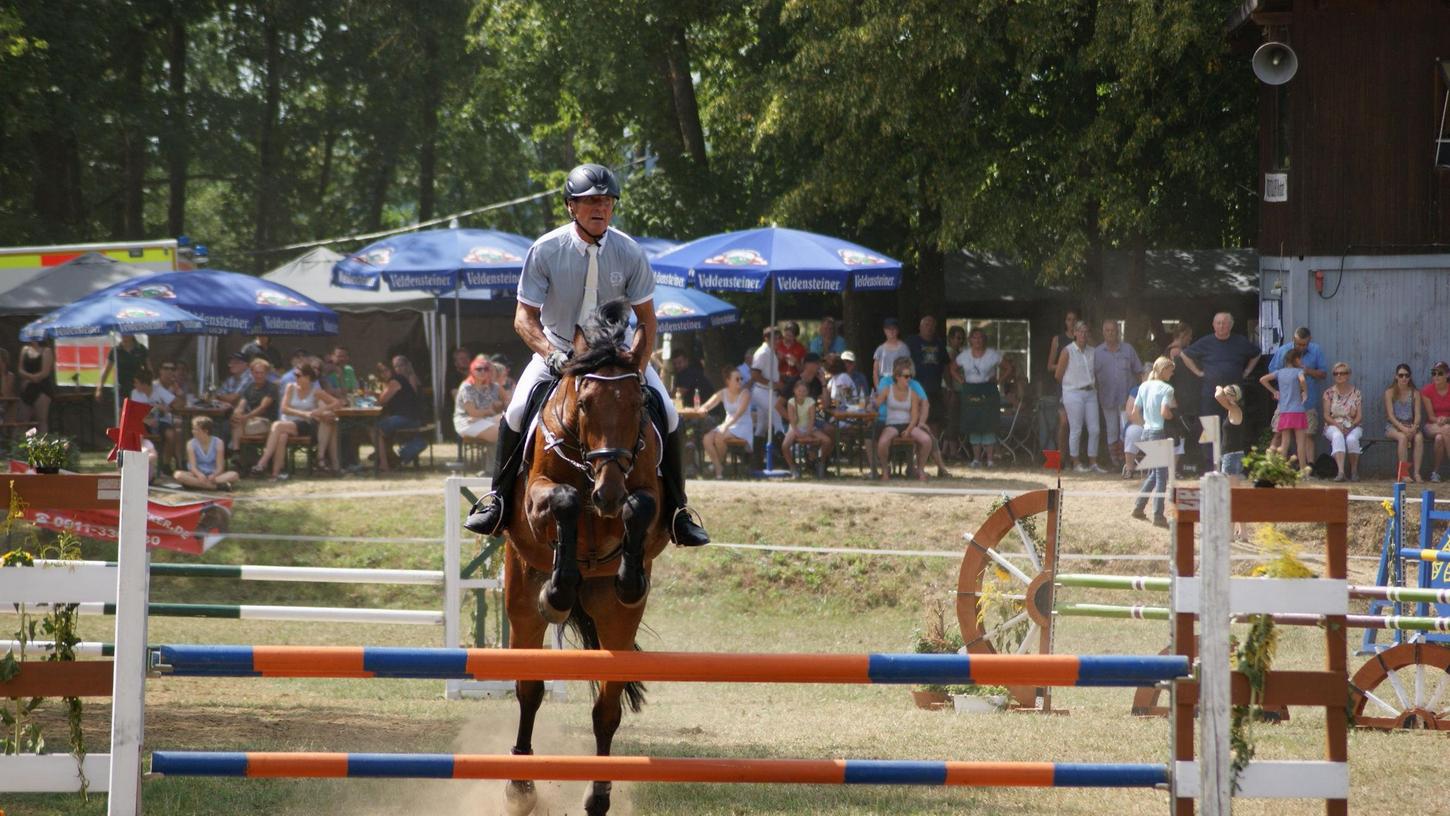 Spannend anzusehen waren die Springprüfungen, die auf der Wiese stattfanden, während das Dressurreiten auf einem Sandplatz durchgeführt wurde.
Spannend anzusehen waren die Springprüfungen, die auf der Wiese stattfanden, während das Dressurreiten auf einem Sandplatz durchgeführt wurde.