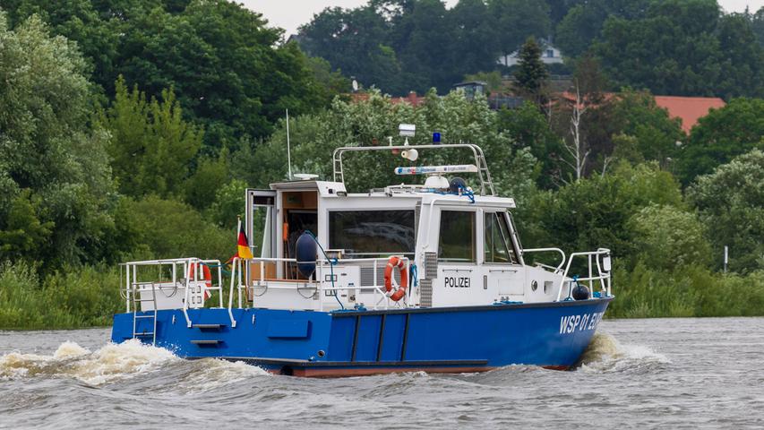Bei einer Kontrolle der Wasserschutzpolizei in Aschaffenburg waren zwei Bootsführer stark alkoholisiert. Beim Anlegen am Hafen fiel der 65-jährige Steuermann prompt von Bord. Am nächsten Tag wurden sie wieder angehalten - und hatten einen noch höheren Promillewert. 