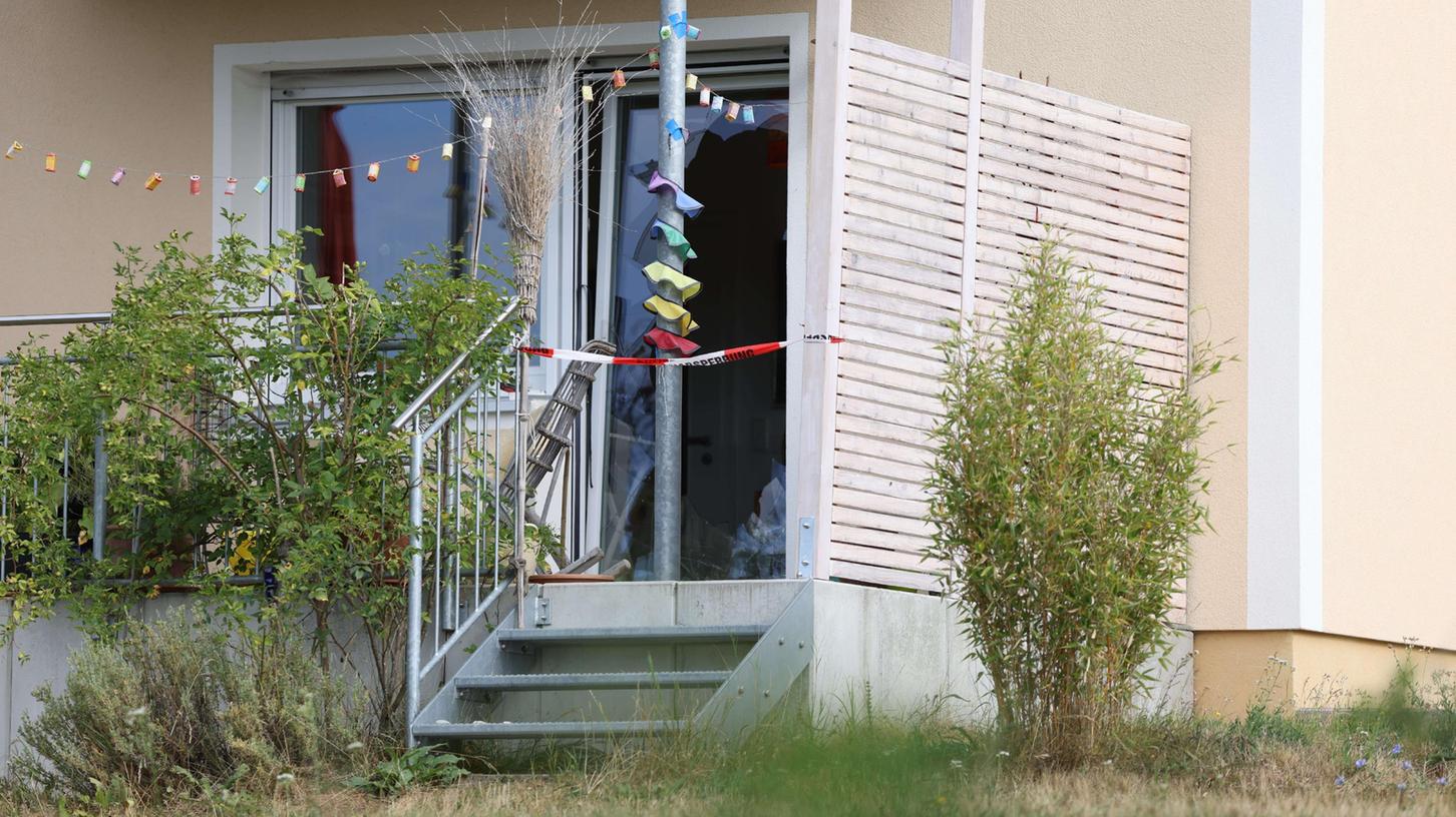 Durch die eingeschlagene Terrassentür gelangte der Täter ins Haus der getöteten 67-Jährigen in Birkach am Rothsee. Nun steht fest, dass er die Frau wohl erschlagen oder totgetreten hat.