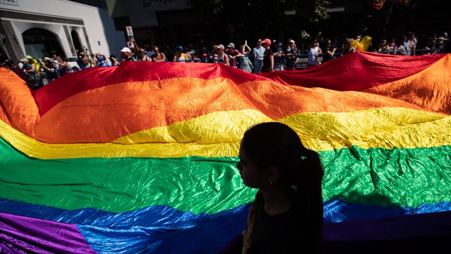  Sogar über ein Verbot der im Sommer an vielen westlichen Botschaften in Moskau gehissten Regenbogenflagge wird diskutiert.