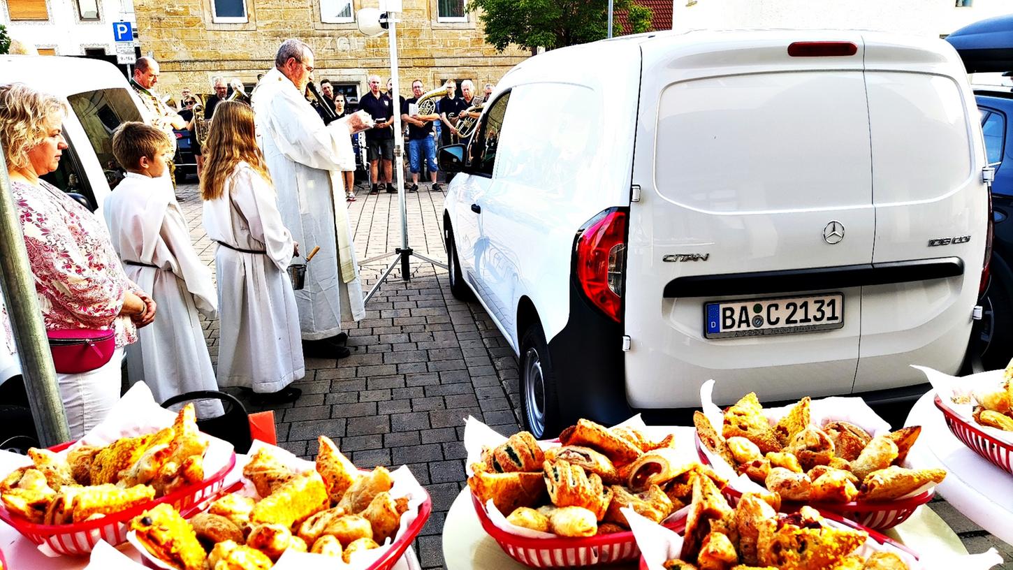  Im Beisein von Sylvia Schatz-Seidel (l.) von der Geseeser Landbäckerei weihte Pfarrer Josef Hell die neu eröffnete Bäckerei-Filiale in Trockau und das dazugehörige Multifunktionsfahrzeug.