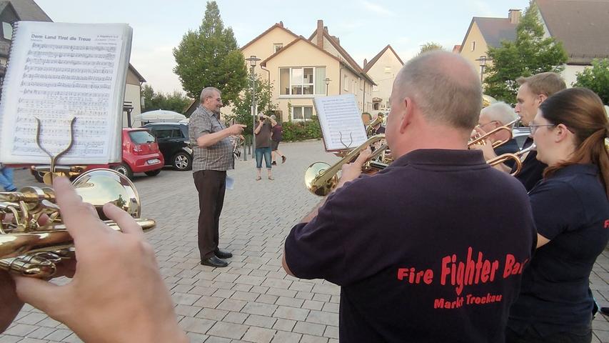 Die Feuerwehrkapelle Trockau umrahmte die Feier am Marktplatz. Auch Pfarrer Josef Hell durfte dirigieren.