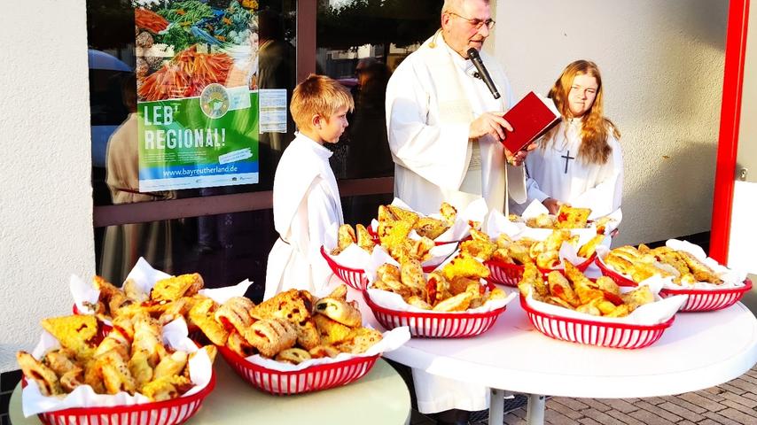 Pfarrer Josef Hell weihte nicht nur das neue Multifunktionsfahrzeug, sondern auch die wiedereröffnete Bäckerei-Filiale.