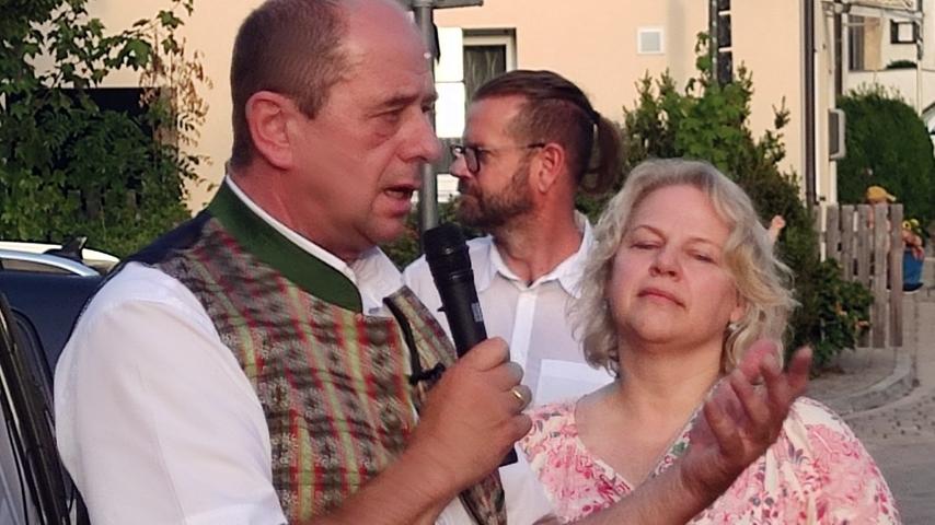 Die Chefin der Geseeser Landbäckerei, Sylvia Schatz-Seidel, zeigte sich angetan vom Engagement des Stadtrats Hans Hümmer. Im Hintergrund der Umsetzungsmanager des Wirtschaftsbands A9, Michael Breitenfelder.
Die Chefin der Geseeser Landbäckerei, Sylvia Schatz-Seidel, zeigte sich angetan vom Engagement des Stadtrats Hans Hümmer. Im Hintergrund der Umsetzungsmanager des Wirtschaftsbands A9, Michael Breitenfelder.