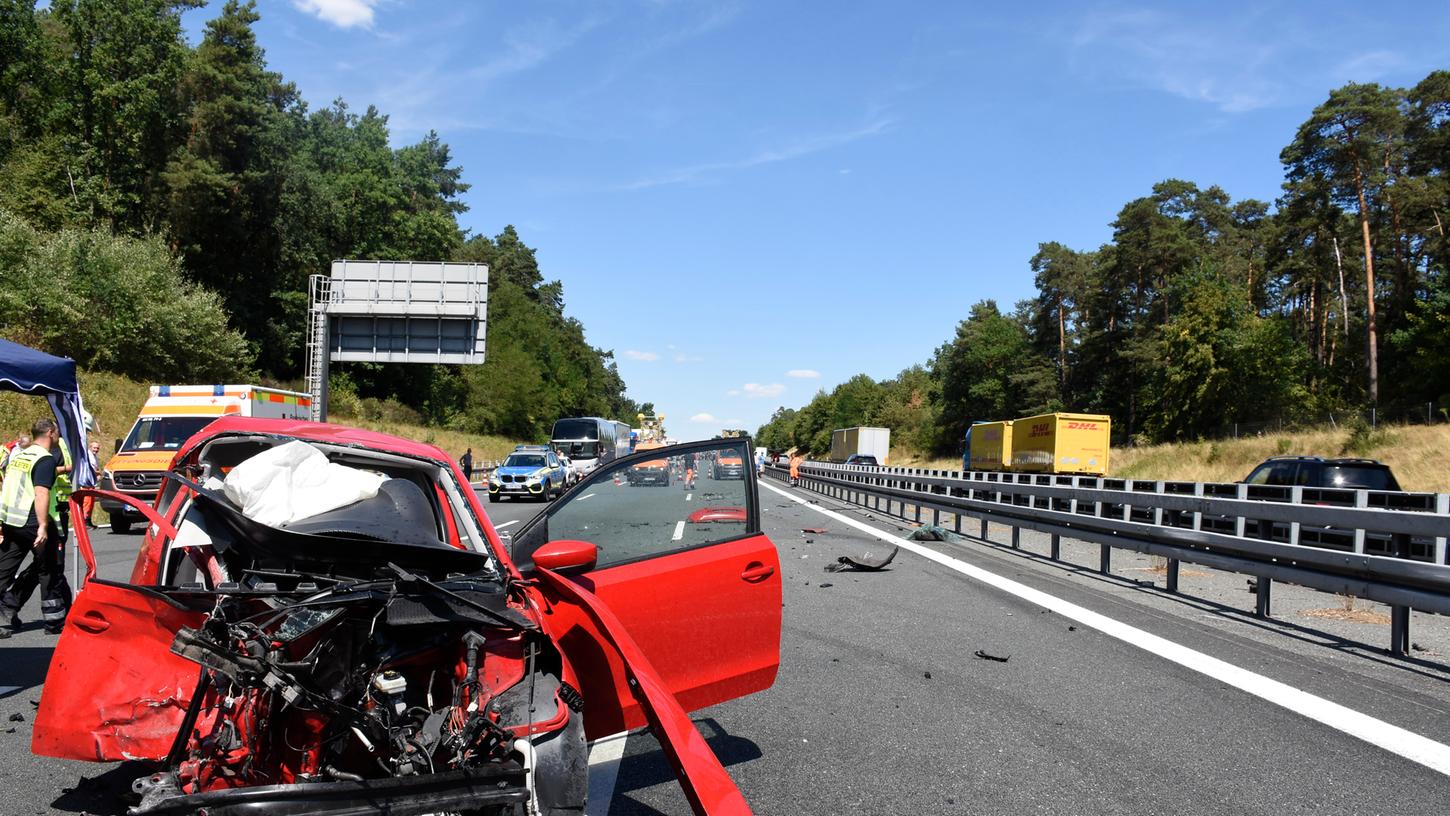 Auf der A9 starb eine 82-jährige Geisterfahrerin, die einen schweren Unfall ausgelöst hatte. Auf der A9 starb eine 82-jährige Geisterfahrerin, die einen schweren Unfall ausgelöst hatte.