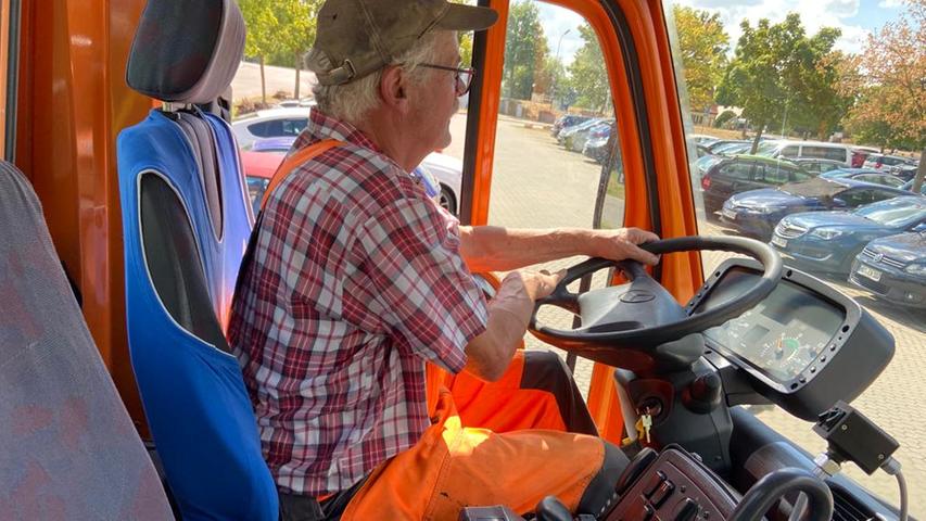 Fritz Sixtbauer sitzt in der Fahrerkabine seines Gießfahrzeugs. Er sagt, man bräuchte eigentlich drei Augen, um das Gefährt durch die Stadt zu lenken.
