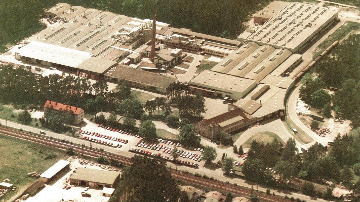 Das Grundig-Werk IV war bis zum Ende der 1980er Jahre der größte Arbeitgeber in Georgensgmünd. Typisch für die damalige Zeit der riesige Schlot. Ende der 1960er Jahre erhielt das Werk einen eigenen Gleisanschluss.  