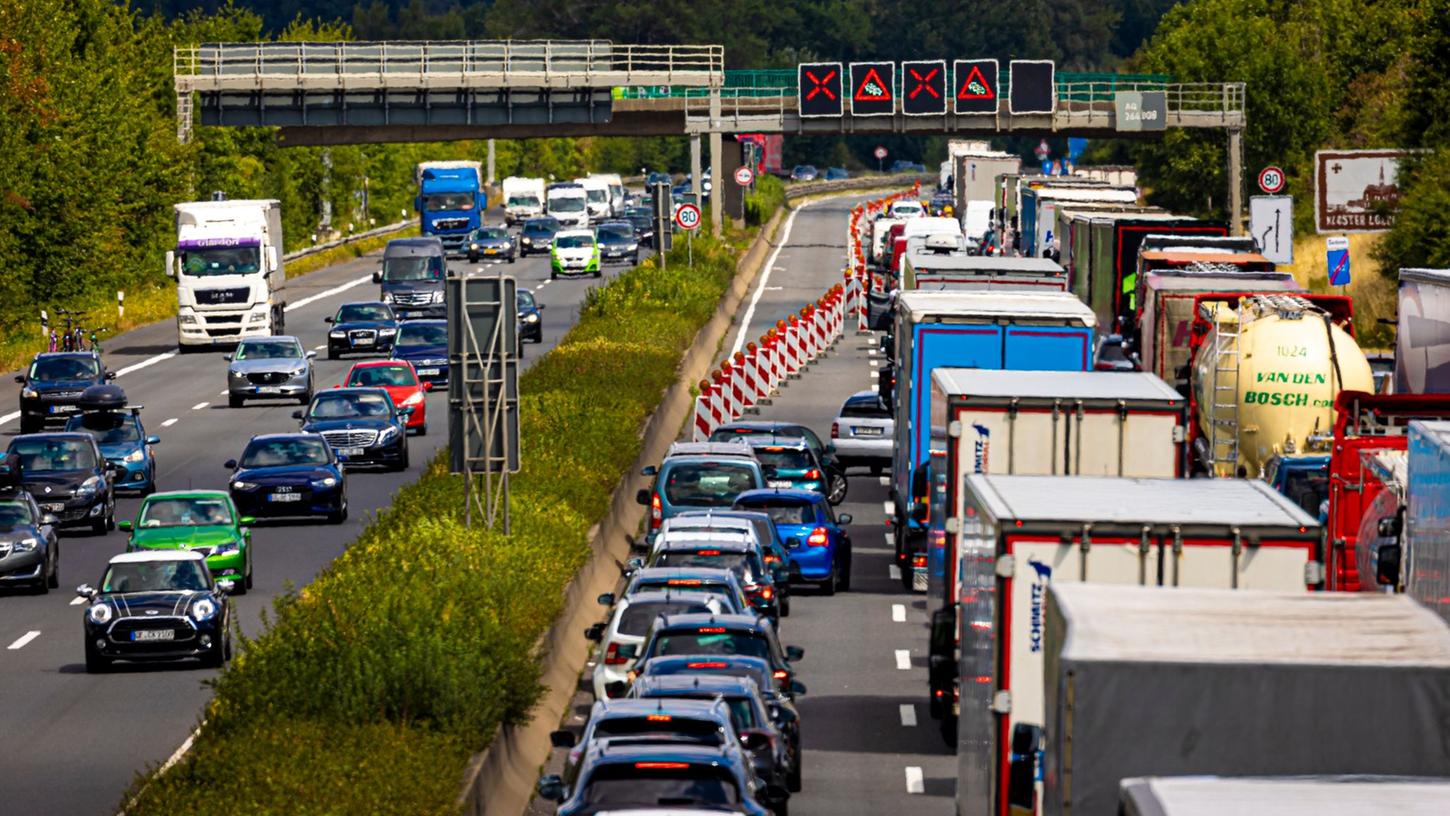 Gefährliches Nadelöhr: Im Bereich von Autobahnbaustellen kracht es oft - besser geht es mit ausreichend Abstand und höchster Konzentration. Gefährliches Nadelöhr: Im Bereich von Autobahnbaustellen kracht es oft - besser geht es mit ausreichend Abstand und höchster Konzentration.
