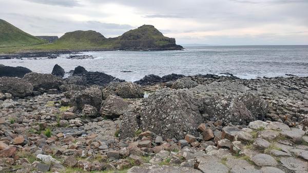 Ein Naturwunder und beliebtes Ausflugsziel: die eckigen Basaltsäulen von Giant's Causeway ganz im Norden.