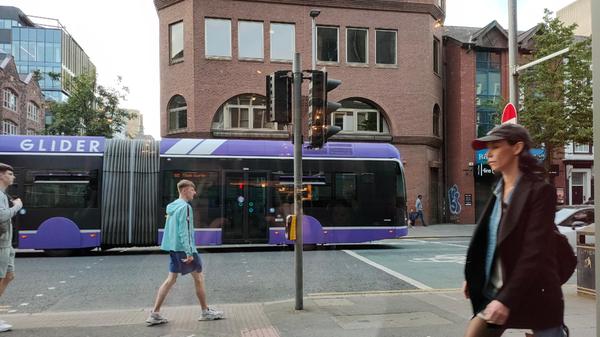 Straßenszene aus Belfast, der modernen Hauptstadt von Nordirland.