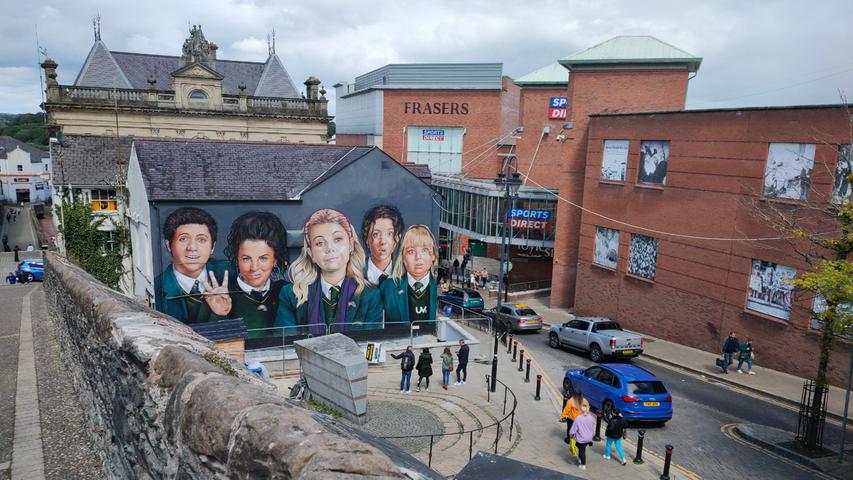 Die Mädels aus der TV-Serie "Derry Girls" haben es in Derry/Londonderry sogar zum Wandgemälde gebracht.