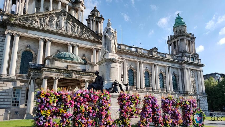 Der hübscheste Ort in Belfast: das historische Rathaus, sommerlich geschmückt.