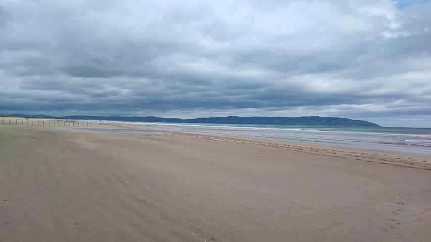 Einsame Strände, meilenweit Sand und Himmel, warten an der Ostküste Nordirlands.
