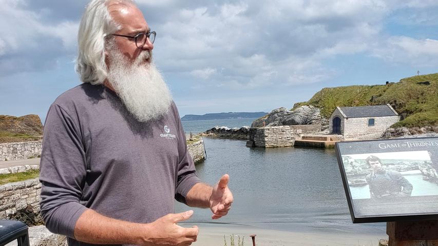 An dem zauberhaften Ballintoy Harbour erklärt Führer Flip Robinson, welche Szenen von "Game of Thrones" hier entstanden... mit ihm als Statisten.