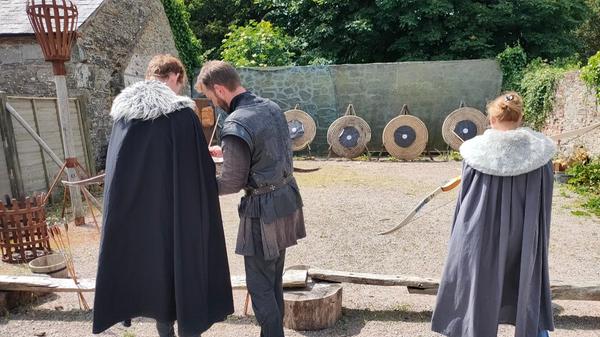 Auf Castle Ward kann man sich dann auch kostümieren und sportlich werden: beim Bogenschießen oder Hammerwerfen.