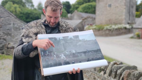 Der kleine historische Turm von Castle Ward wurde als Kulisse benutzt, wie der nette James McKay hier erklärt.